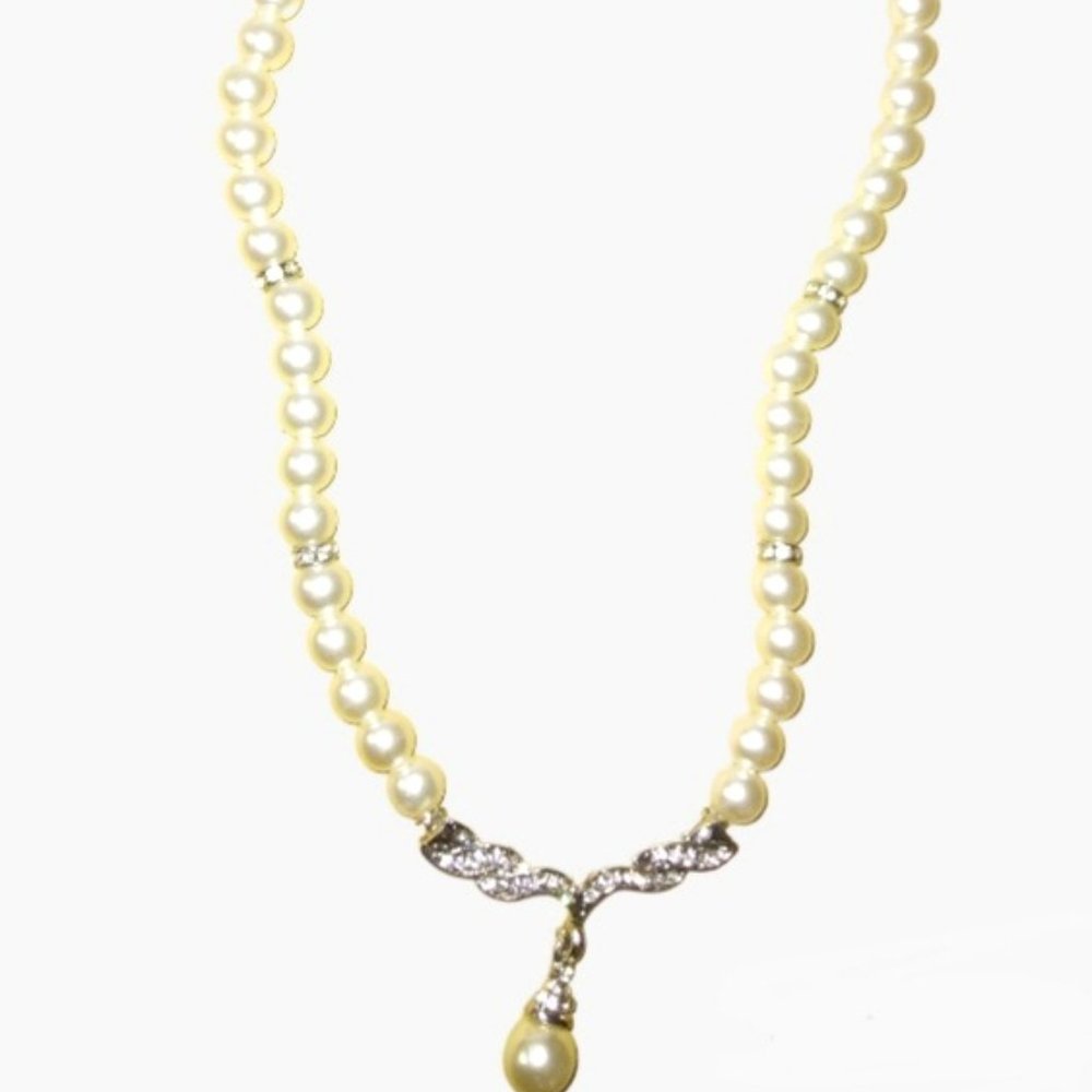 Pendant single Strand Pearl Necklace